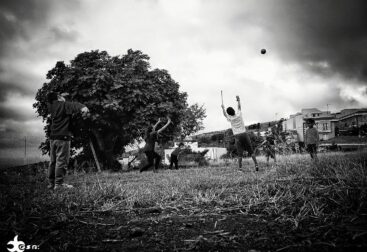 JUGANDO