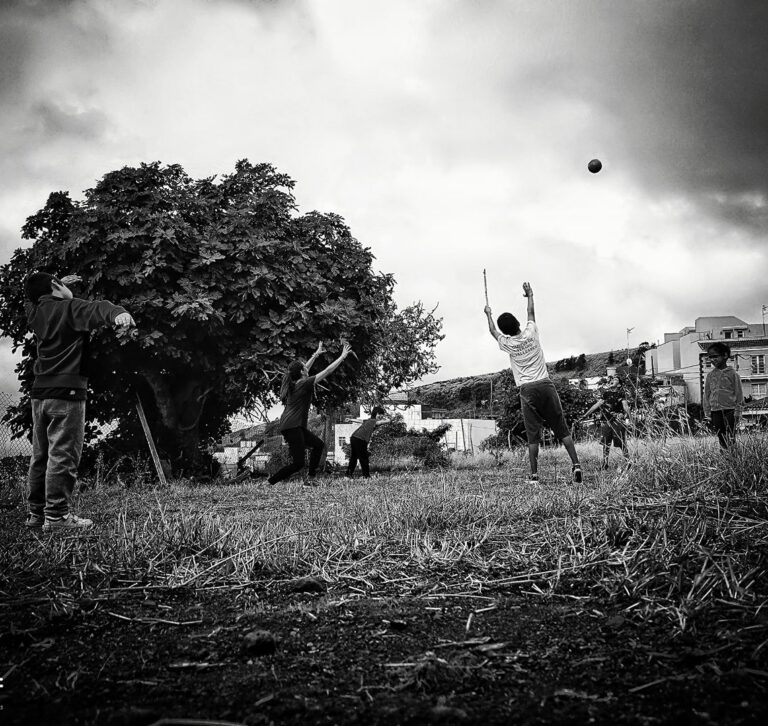 JUGANDO