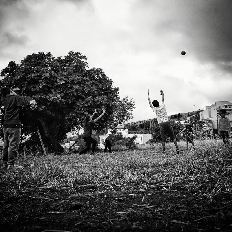 JUGANDO