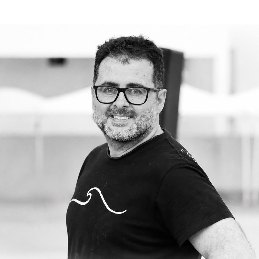 Soy Óliver Sánchez Acosta, escultor y diseñador multidisciplinar.